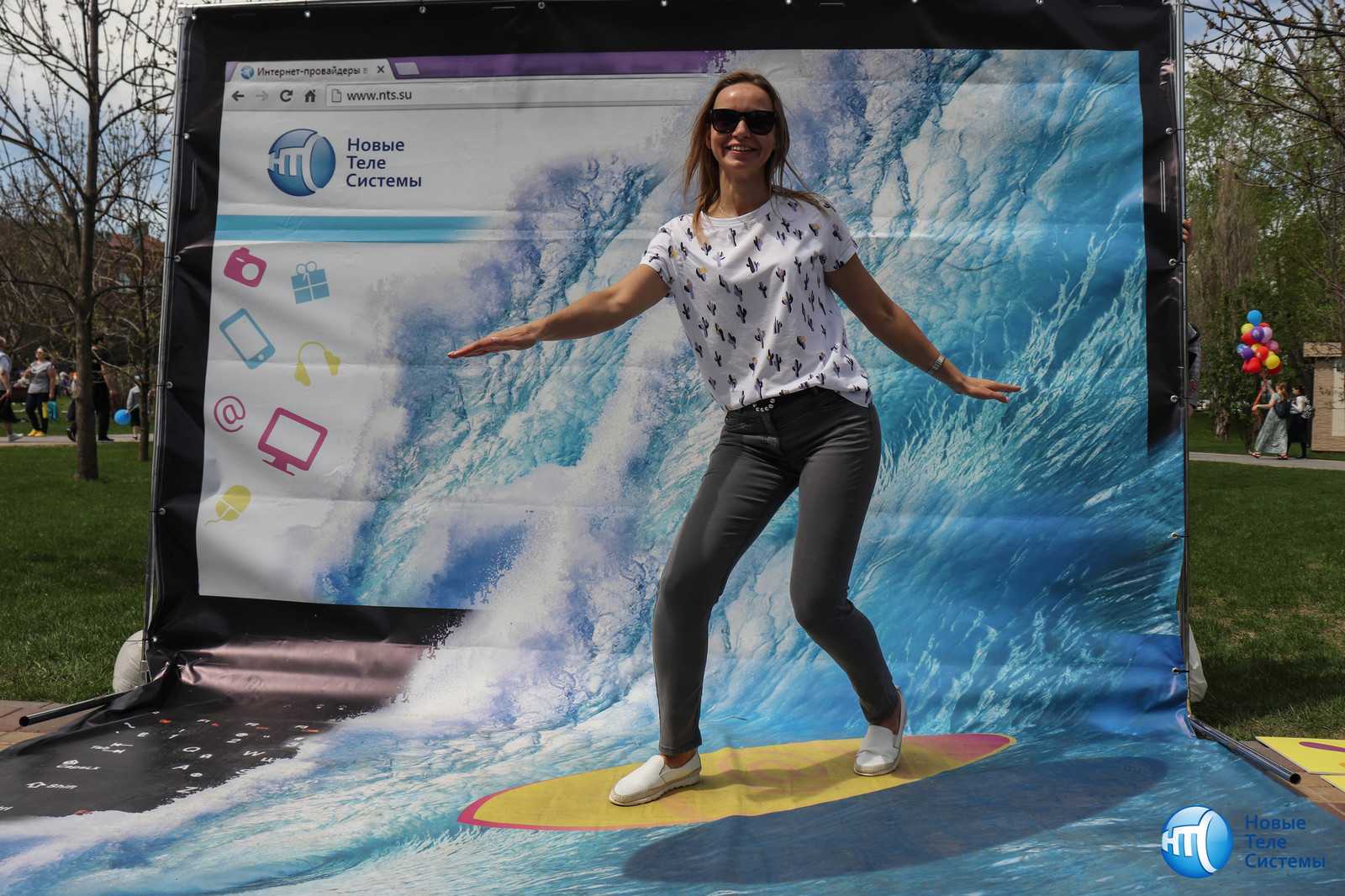 Surfing the internet is. Серфинг в интернете. Интернет серфер. Фотозона серфер. Посёрфить в интернете.