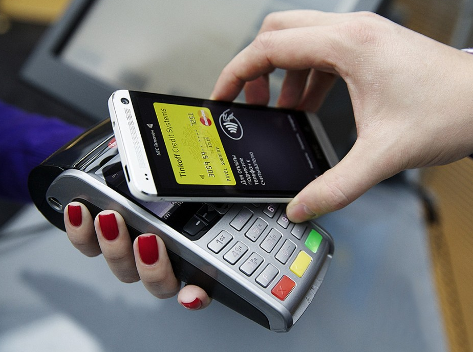 Как оплачивать через телефон с банковской карты любые покупки, совершаемые в любом магазине Для этого можно использовать смартфон от Apple, Samsung и многие другие Android-устройства, а также банковский терминал с поддержкой технологии NFC